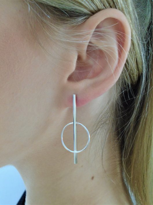 circle and bar earring lobe